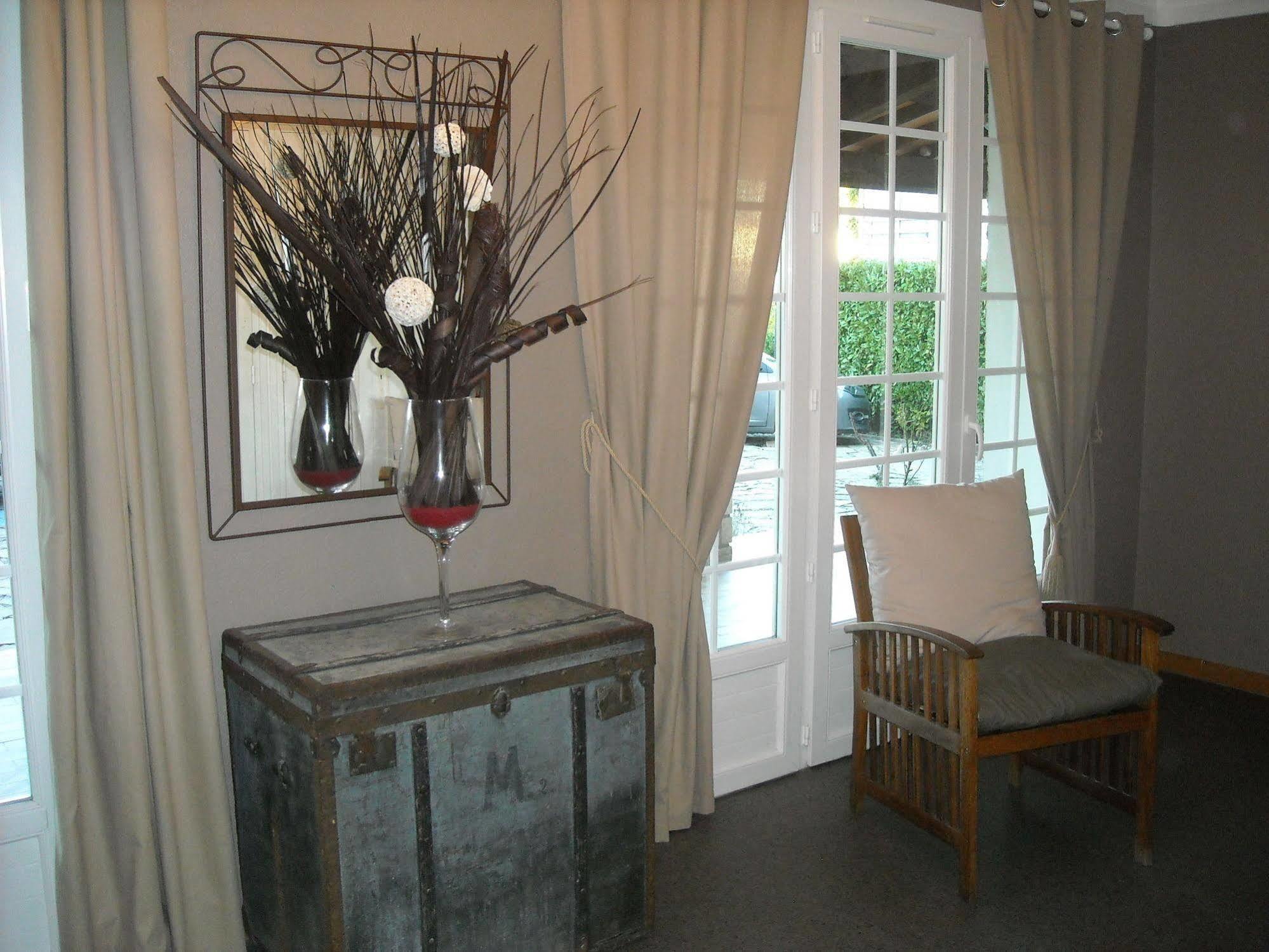 Hotel Ecusson Saint-Hilaire-de-Brethmas Eksteriør bilde