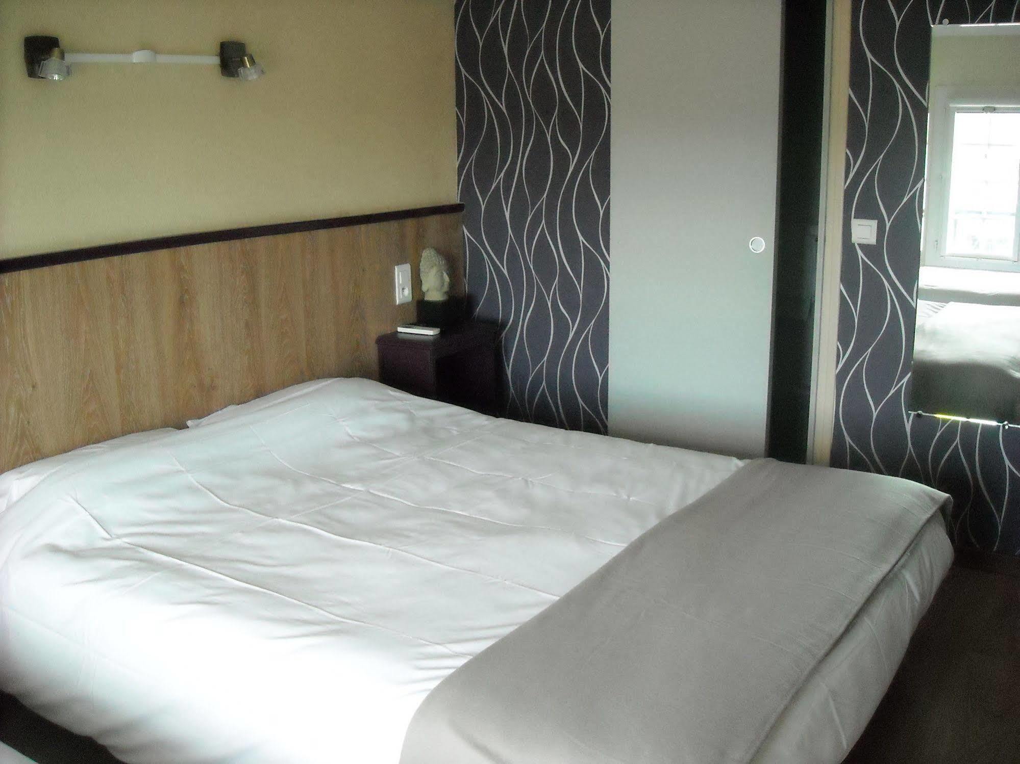 Hotel Ecusson Saint-Hilaire-de-Brethmas Eksteriør bilde
