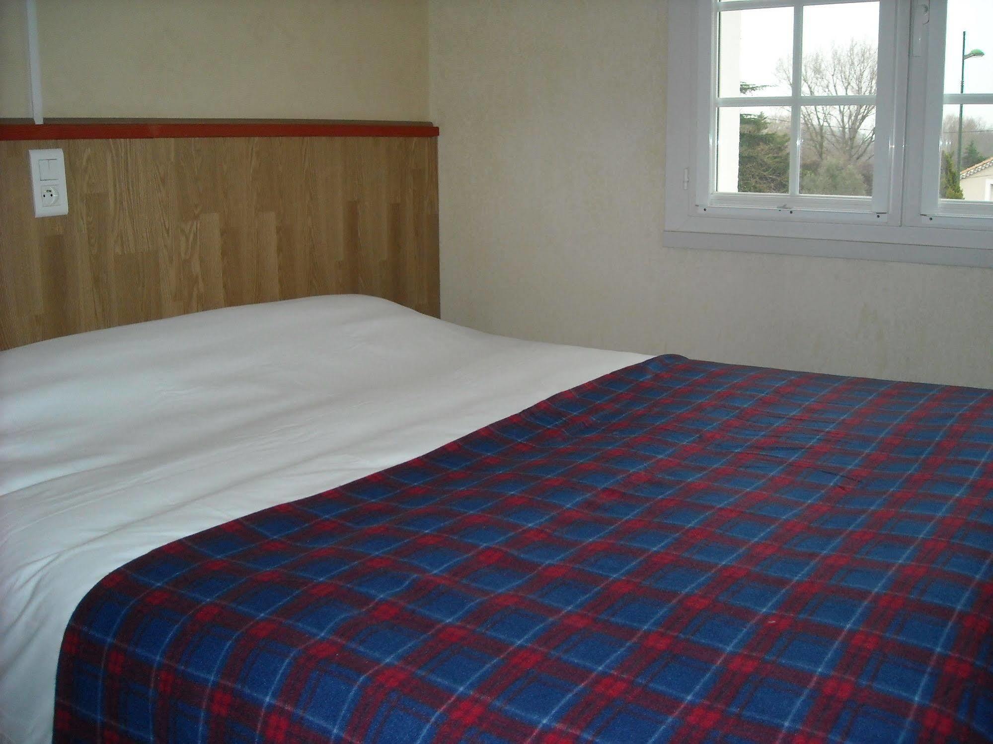 Hotel Ecusson Saint-Hilaire-de-Brethmas Eksteriør bilde