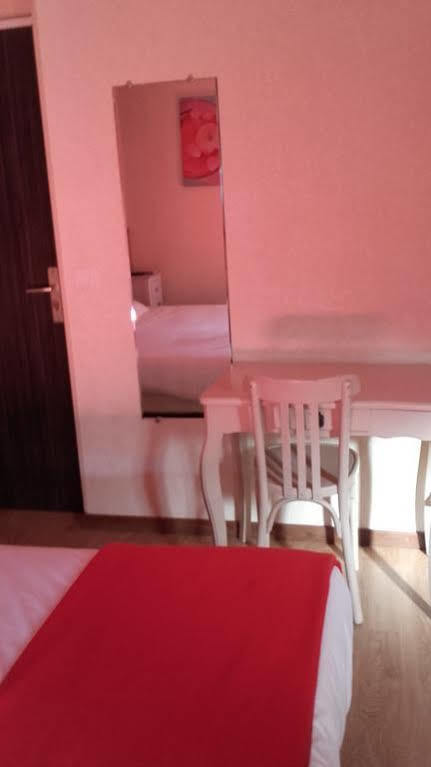 Hotel Ecusson Saint-Hilaire-de-Brethmas Eksteriør bilde